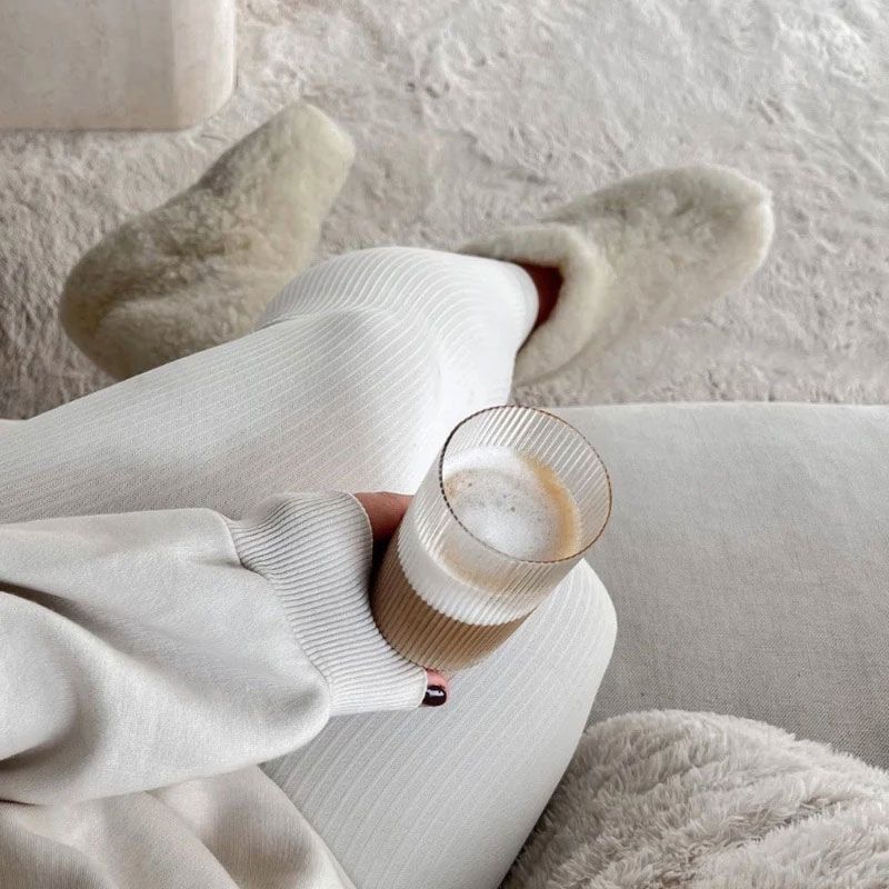 The Cozy Sheep - Høye ulltøfler - Hvit