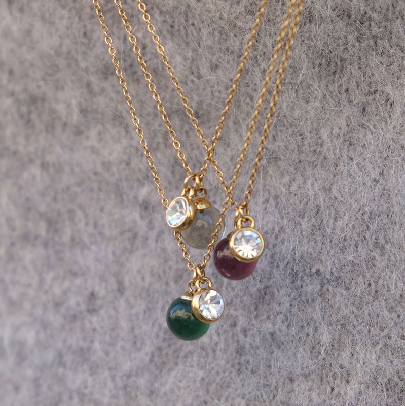 A&C - Kort kjede med plommefarget glasskule - G