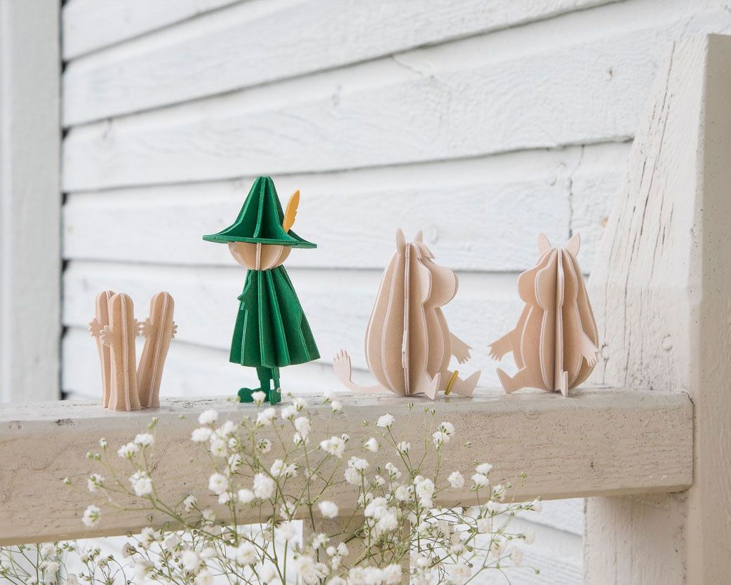 Lovi er en finsk familiebedrift som lager elegante, fargerike, små og store dekorasjonsgjenstander av miljøvennlig bjørkefinér fra de finske skoger. Alle produktene produseres i Lovis lille fabrikk i Jääli, Nord-Finland.