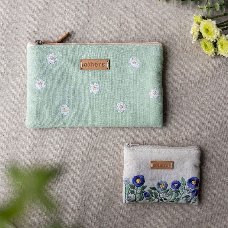 Others - Håndbrodert lommebok liten - Blomster blå