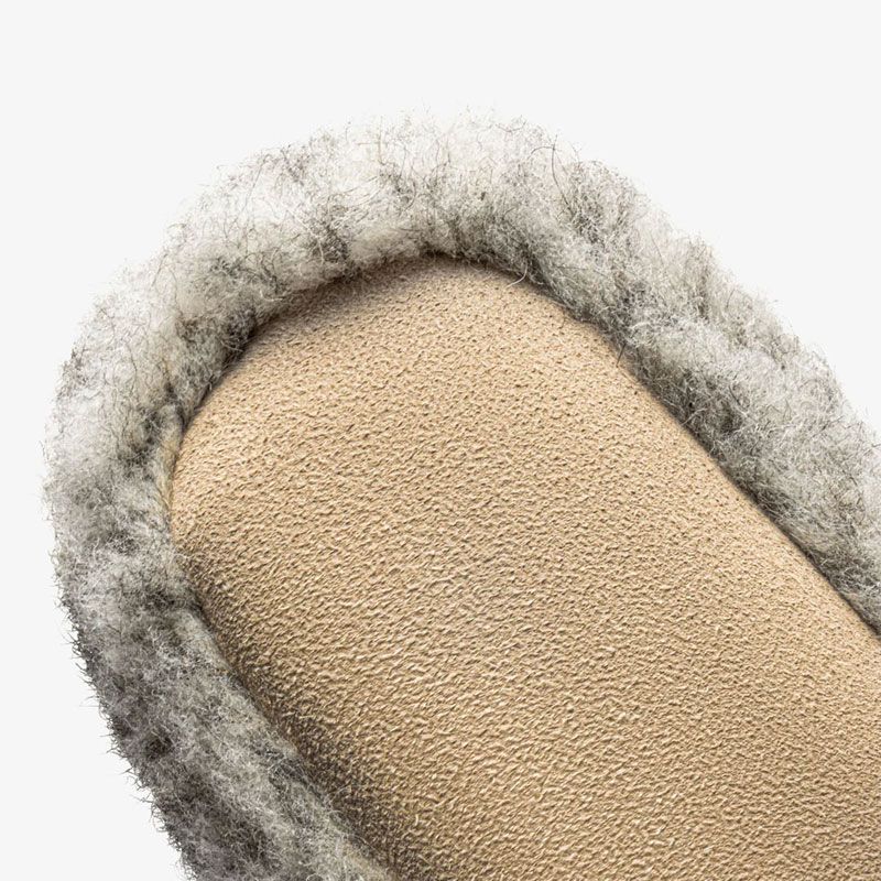 The Cozy Sheep - Høye ulltøfler - Lysegrå