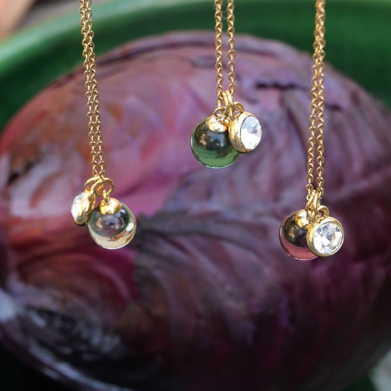 A&C - Kort kjede med plommefarget glasskule - G